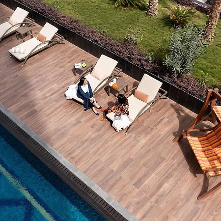 Movenpick Hotel And Residences Riyadh Exterior photo The swimming pool at the hotel